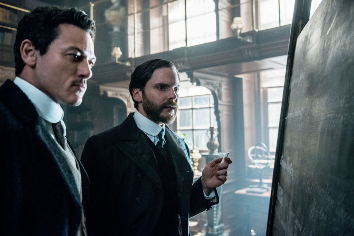 05-the-alienist-103.w710.h473