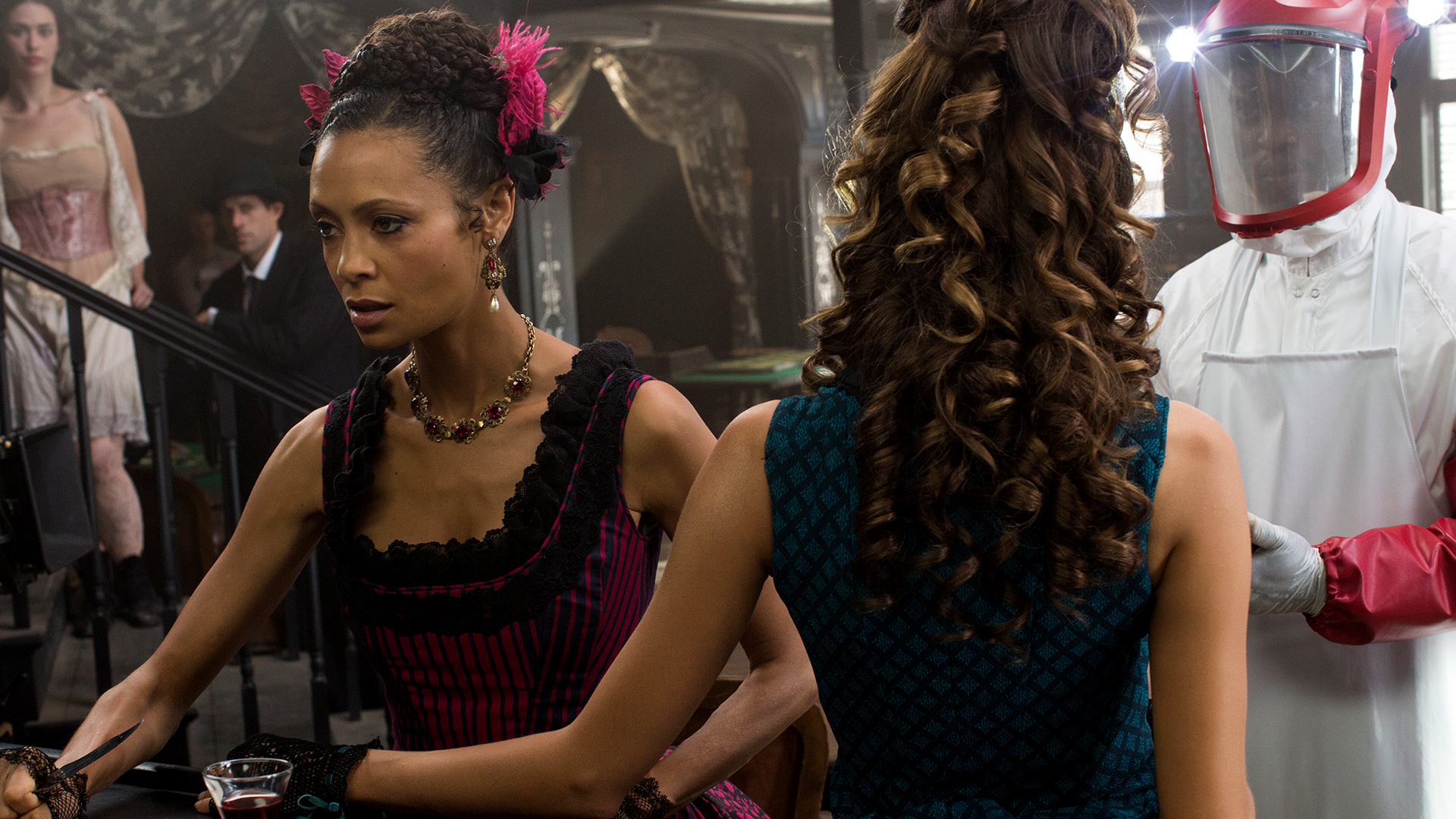 Maeve-saloon-Westworld-episode-7-Trompe-LOeil